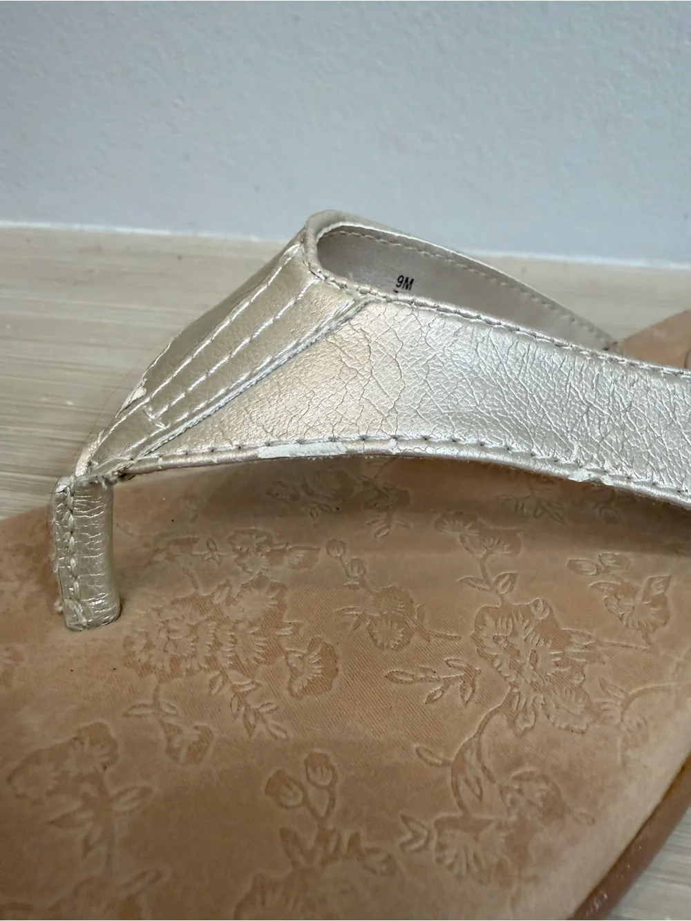 b.o.c. By born Women’s Metallic Gold Thong Sandals flip flops size 9